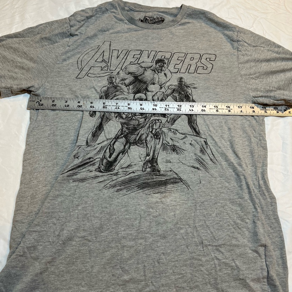 Old Navy Collectibles Marvel Avengers Gray T-Shirt For Men Size Medium